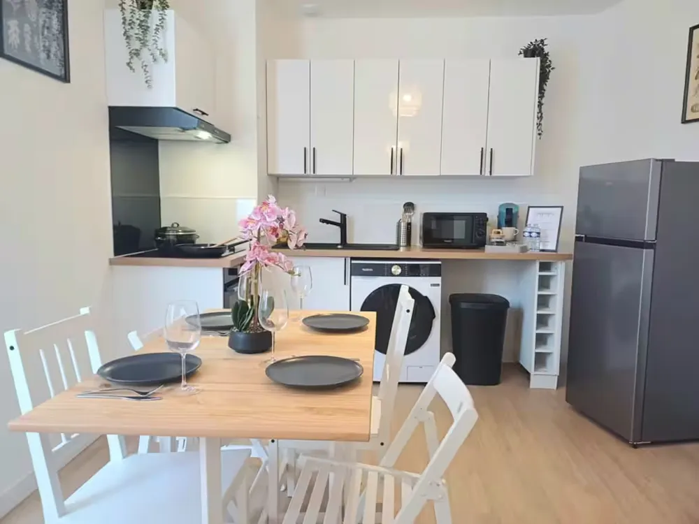 Le Clos Carnot 2, cuisine équipée et table dressée